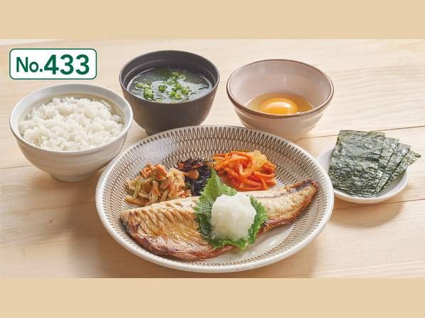 さばの塩焼き、ごはん、味噌汁などが並んでいる