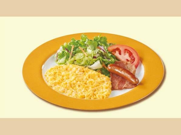 皿に盛られたスクランブルエッグ