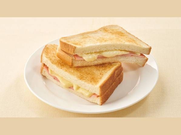 皿に盛られたハムチーズサンド