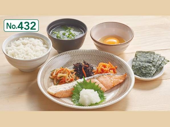 焼鮭、ごはん、味噌汁などが並んでいる