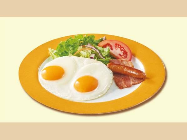 皿に盛られた目玉焼きやウインナー