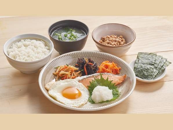 焼鮭、目玉焼き、納豆などが並んでいる