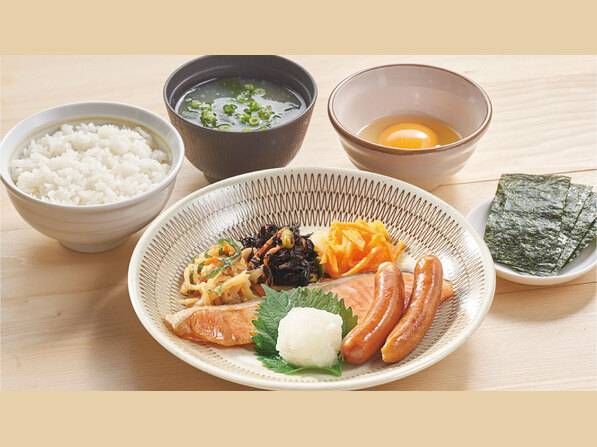 焼鮭、ソーセージ、味噌汁などが並んでいる