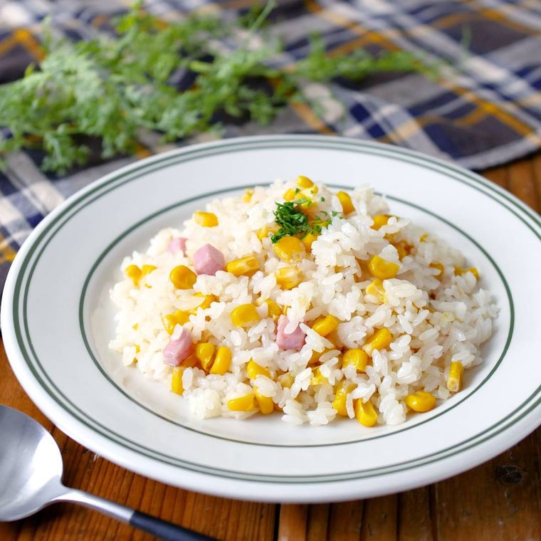 丸皿に盛り付けたコーンピラフ