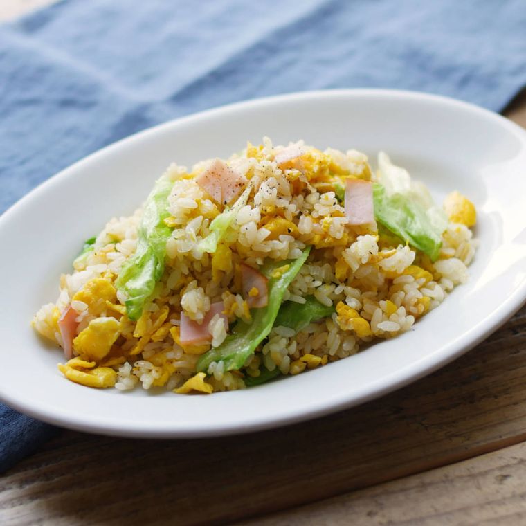 白いオーバル皿に盛り付けたパラパラレタスチャーハン