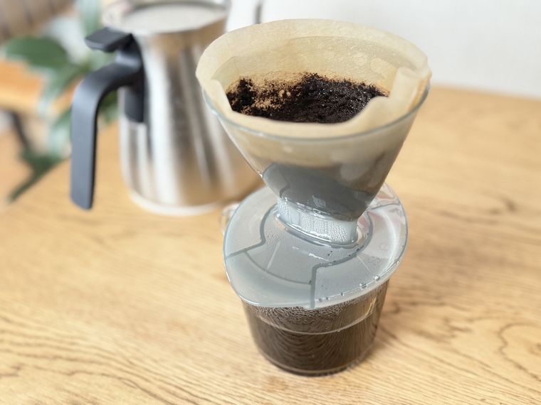 ダイソーダブルコーヒードリッパーで1杯のコーヒーを淹れている様子