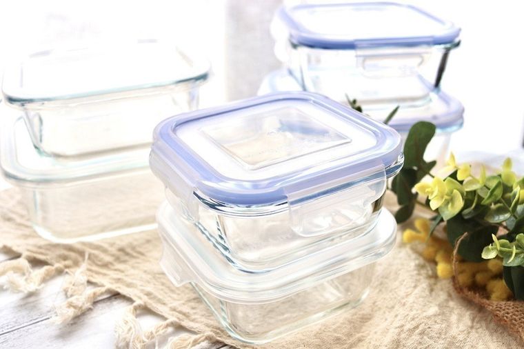 ダイソーの耐熱ガラスが2つずつ重ねられてテーブルに置かれている