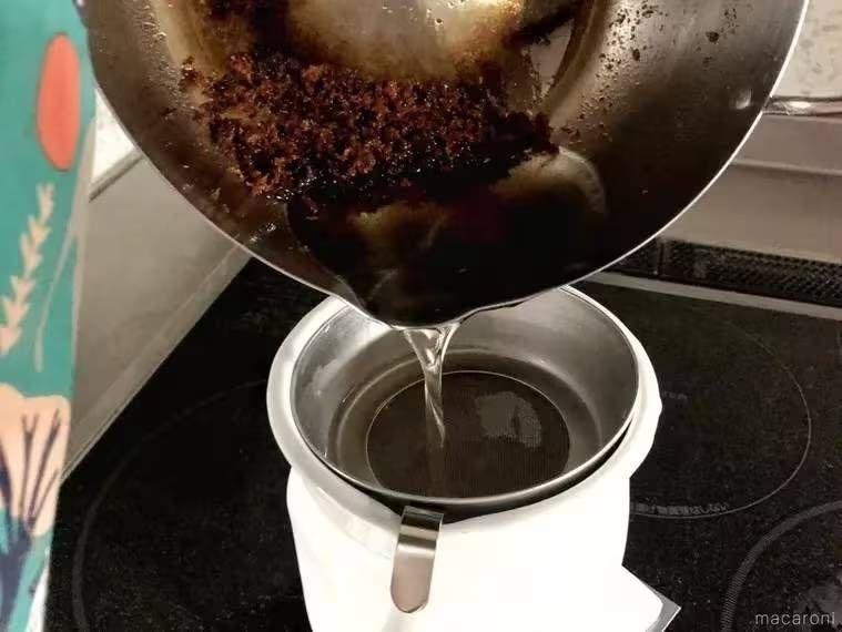 揚げ油を濾している様子