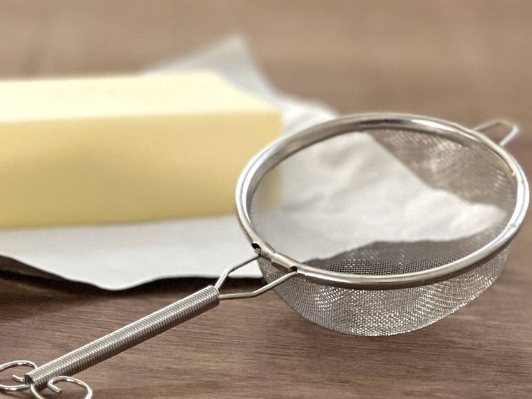 バターと茶こしが置かれている