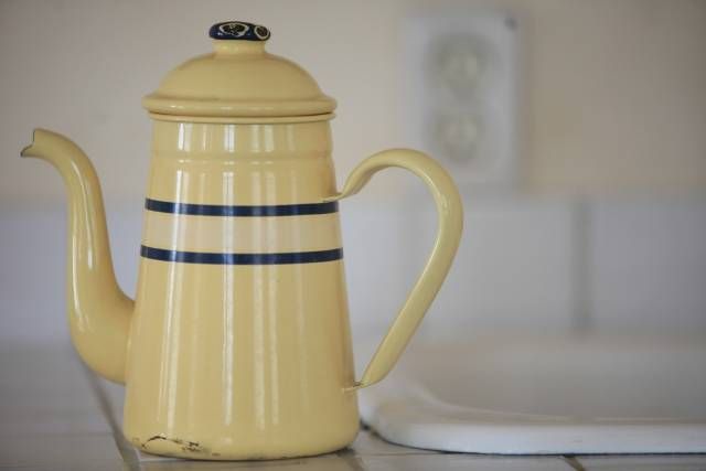 ホーロー製の黄色いケトルが置かれている