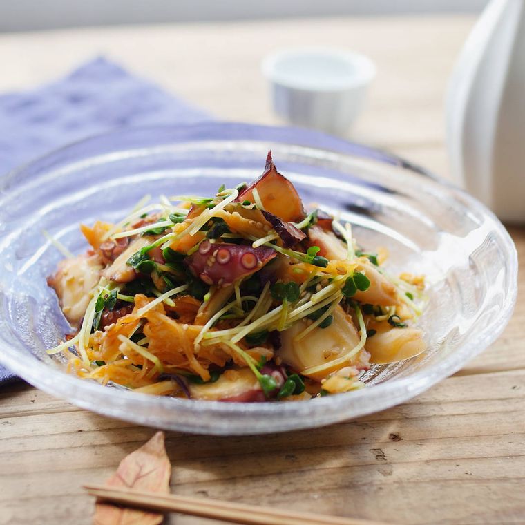 透明なお皿に盛り付けたたことたこさきいかの韓国風マリネ