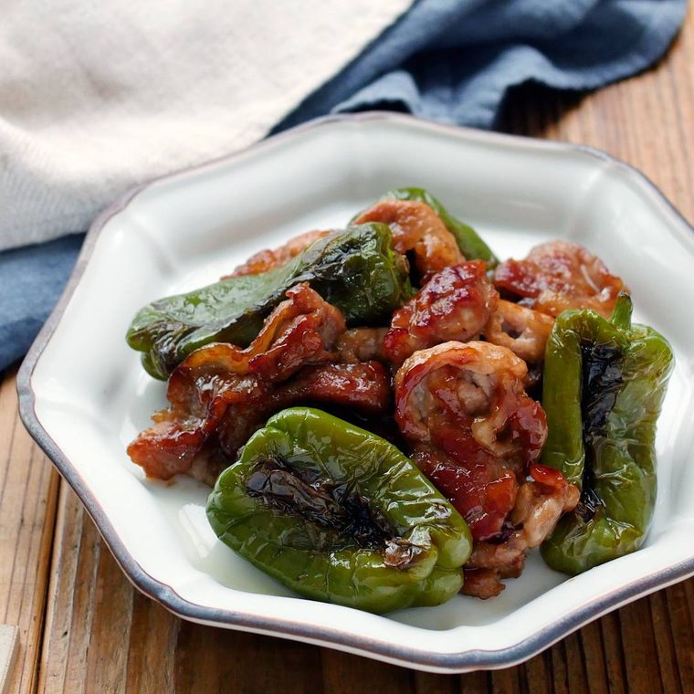 八角形の皿に盛りつけられた豚こま肉とピーマンの炒め物