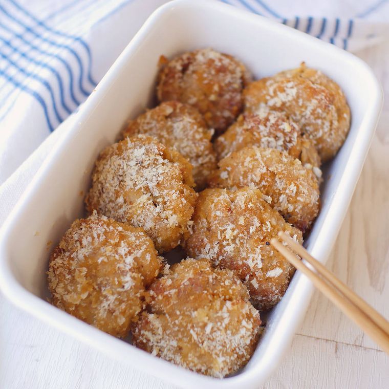 白い保存用にに入っているみそマヨネーズ味のとんかつ