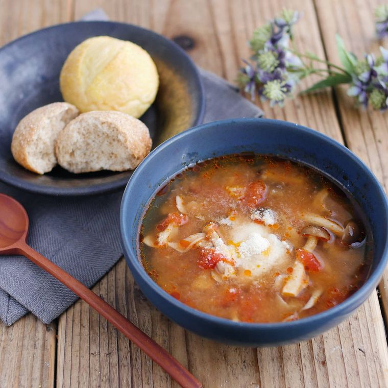 青い器に入ったきのこのトマト味噌スープ