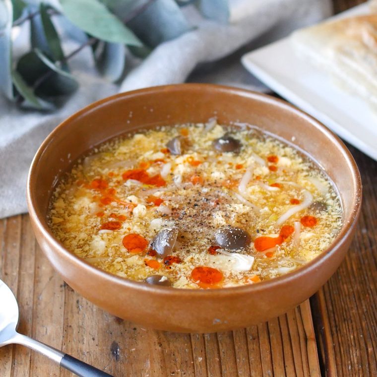 茶色の器に入ったもやし酸辣湯風スープ