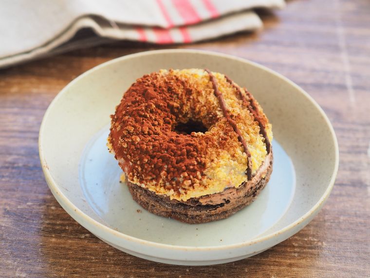 皿に盛られたドーナツ