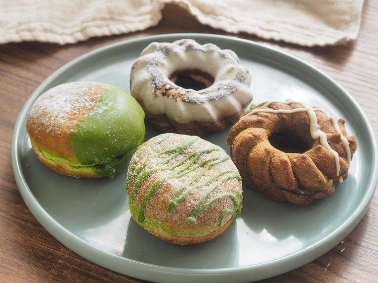 皿に4個並んだドーナツ