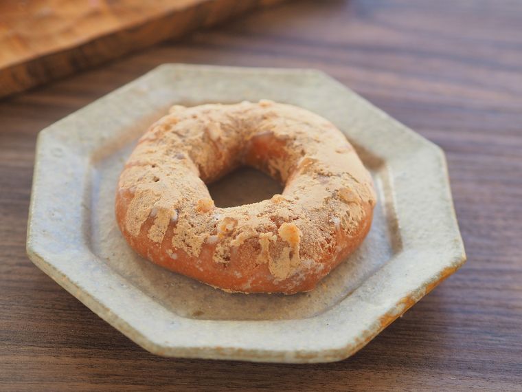 皿に盛られたドーナツ