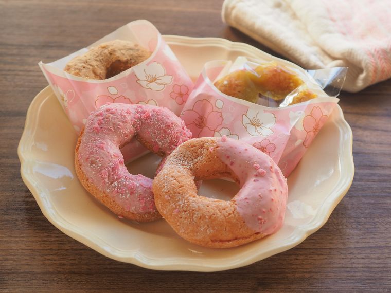 皿に4個並んだドーナツ
