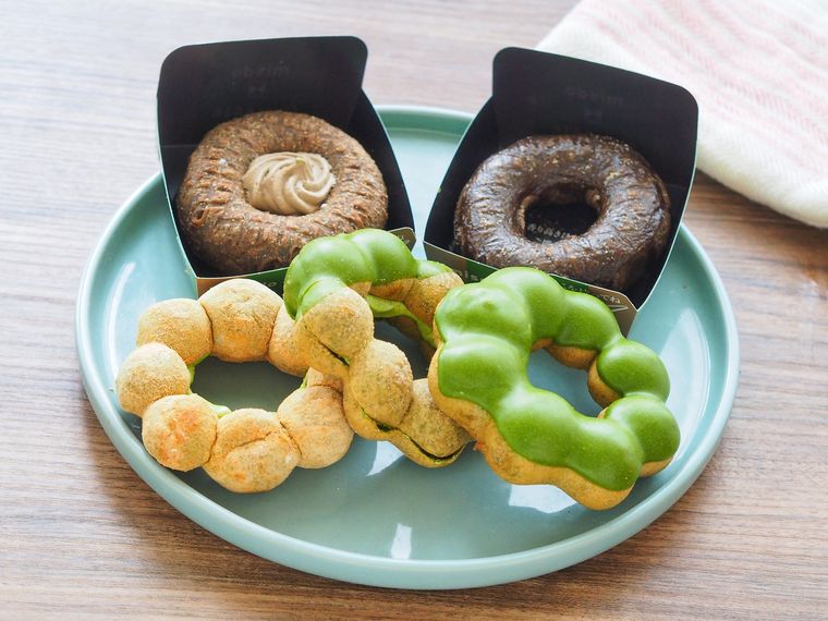 皿に5個並んだドーナツ