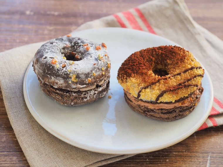 皿に盛られた2個のドーナツ