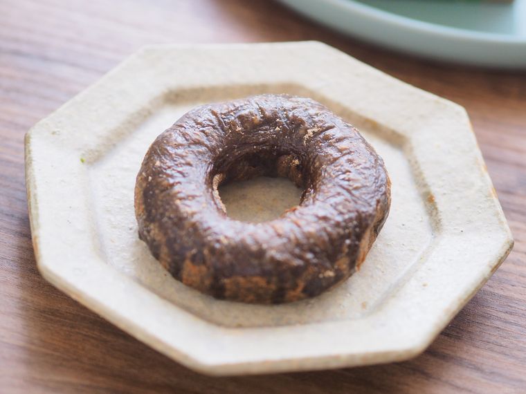 皿に盛られたドーナツ