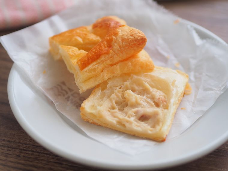 皿に盛られたパイ