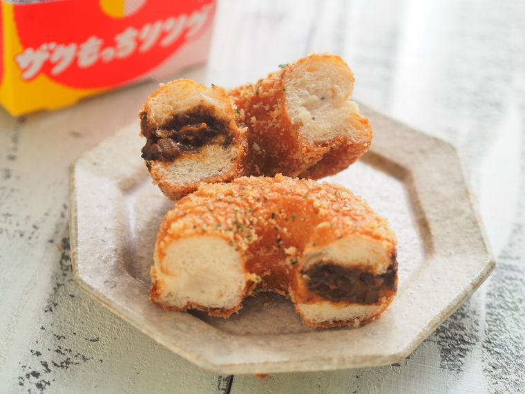 半分に切ったザクもっちリングビーフシチューポテト