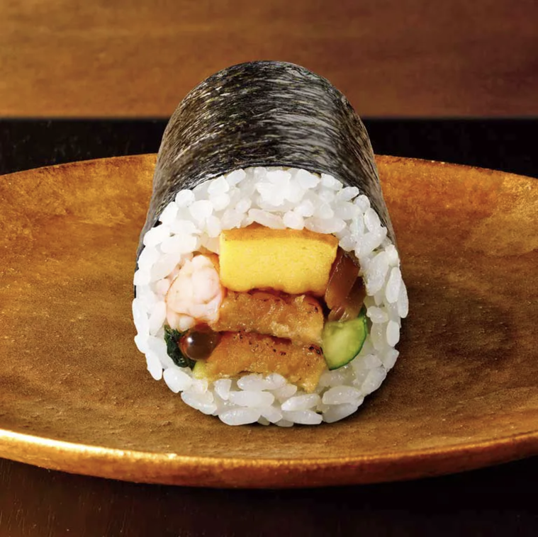 器に盛られた恵方巻き