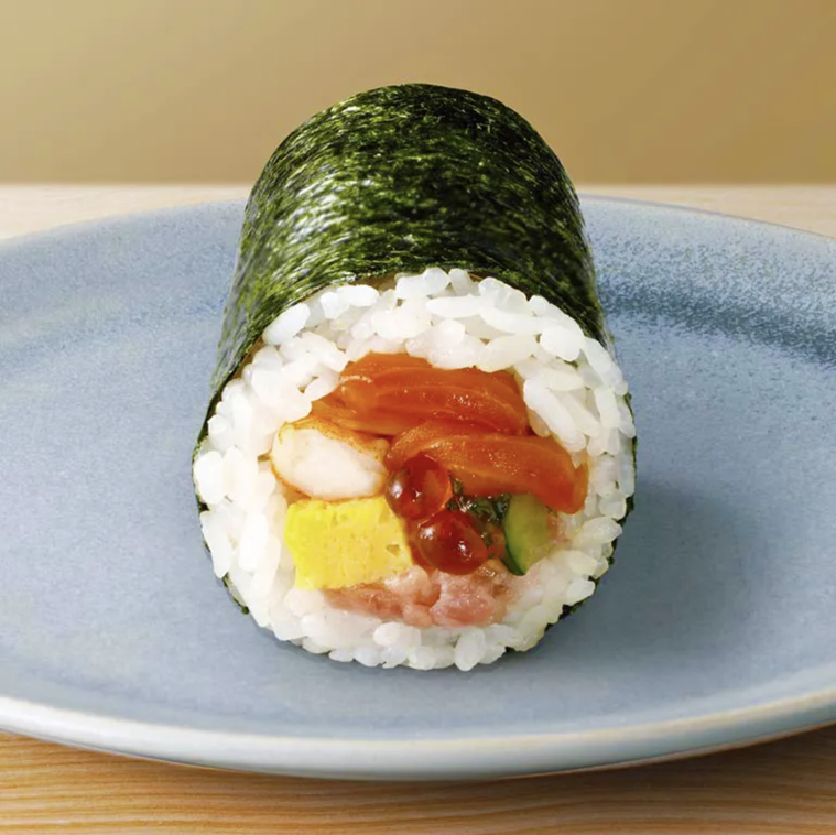 器に盛られた恵方巻き