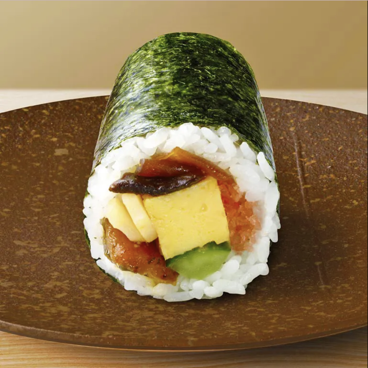 器に盛られた恵方巻き