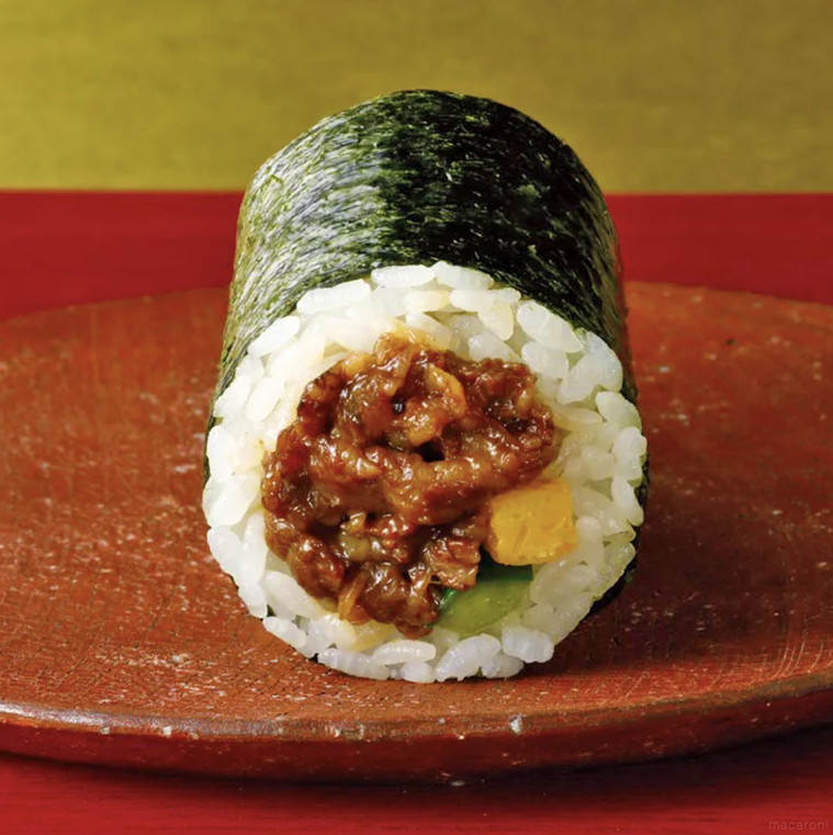 器に盛られた恵方巻き