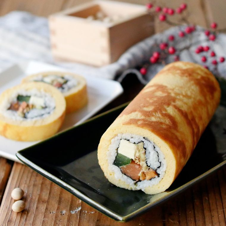 玉子焼きで巻かれた恵方巻が置かれている