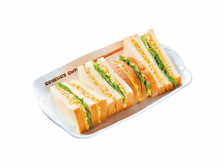 皿に盛られたエッグサンド