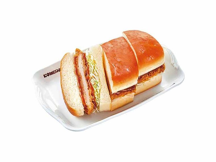 皿に盛られたカツカリーパン