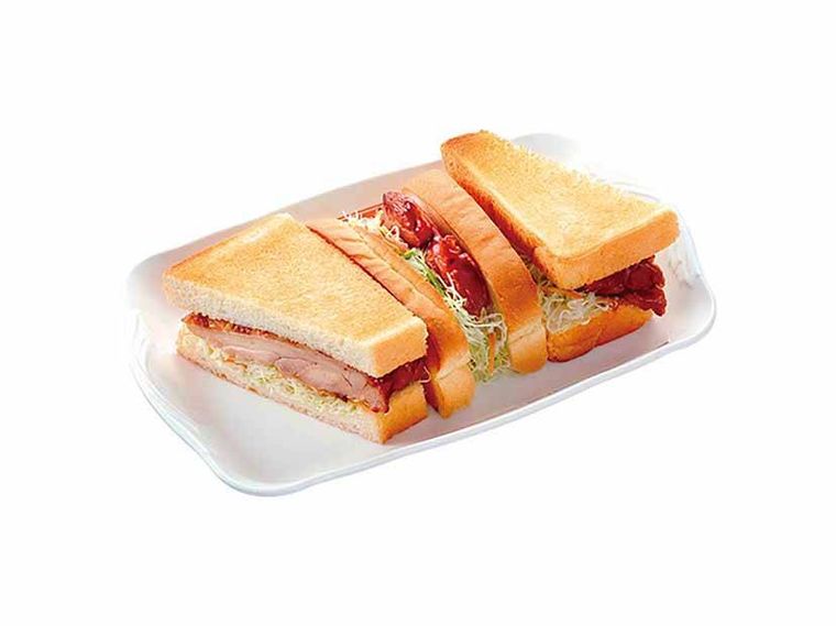 皿に盛られたあみ焼きチキンホットサンド