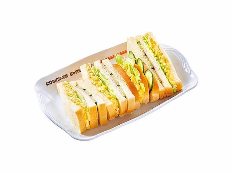 皿に盛られたミックスサンド