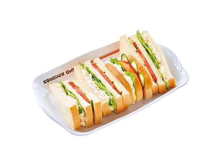 皿に盛られたポテサラサンド