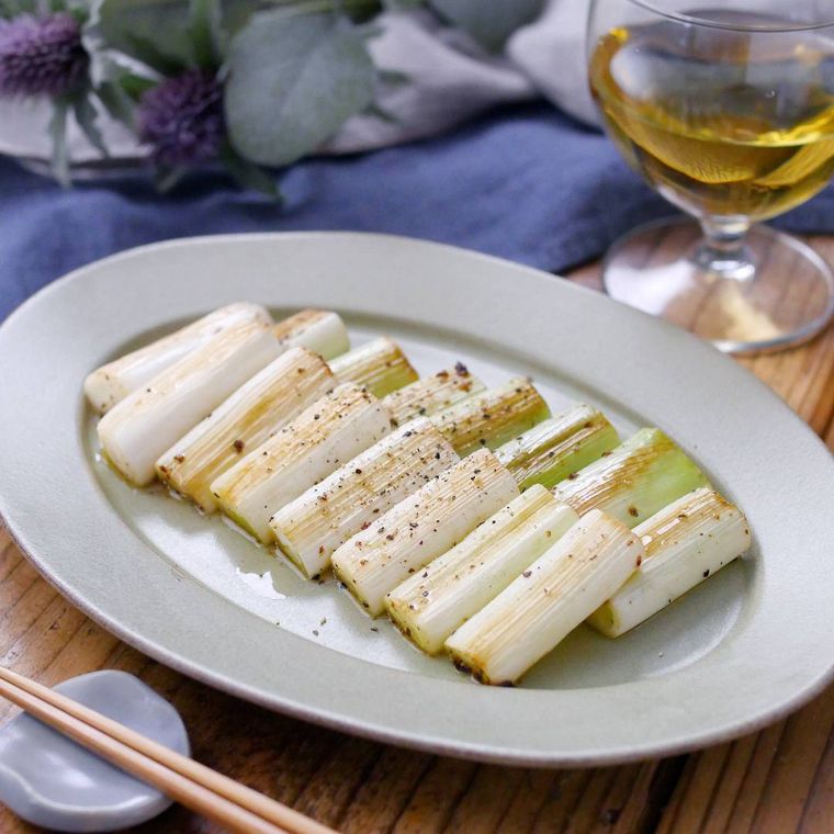 グレーの皿に盛られたねぎのごま油焼き