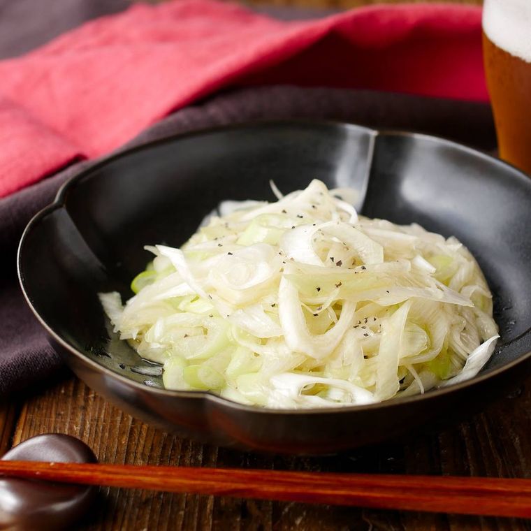 黒の器に盛られたねぎのナムル