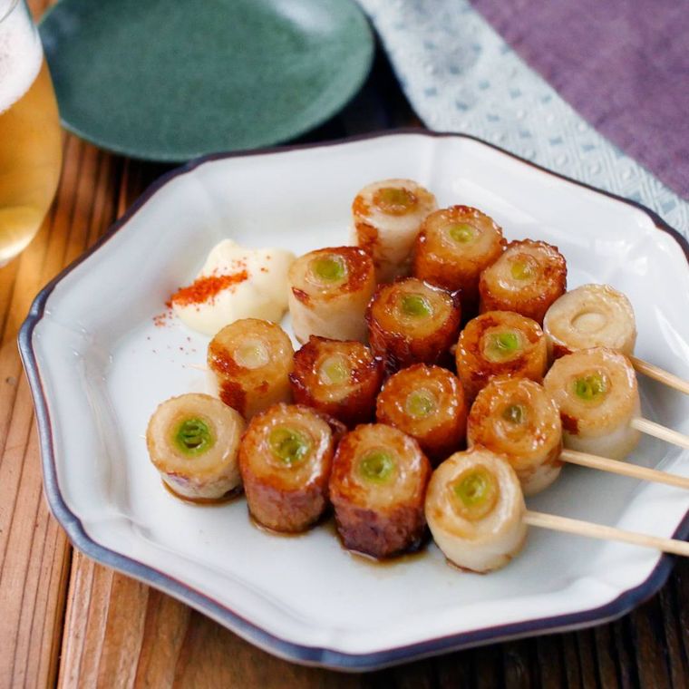 串に刺さった白ねぎちくわの照り焼き