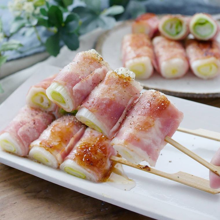 串に刺さったベーコンねぎ巻き