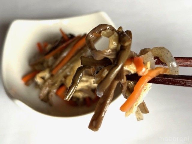 ぜんまい、にんじん、こんにゃく、油揚げが入った田舎煮