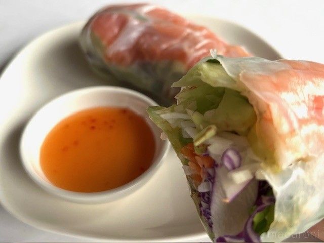 大きな具と野菜がたっぷり入っている生春巻き