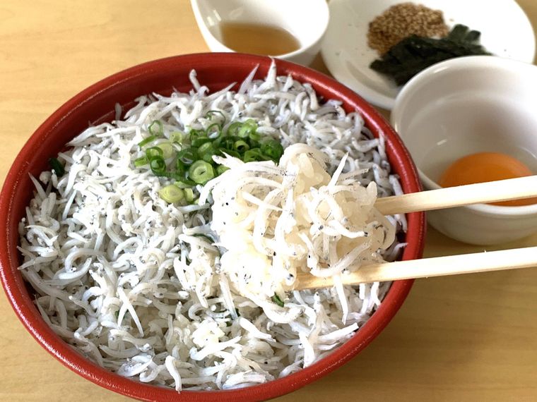 ロピアのお弁当とことん釜揚げしらす丼を箸で持ち上げる様子