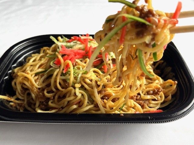 肉味噌と麺が混ぜられたジャージャー麺をすくい上げている