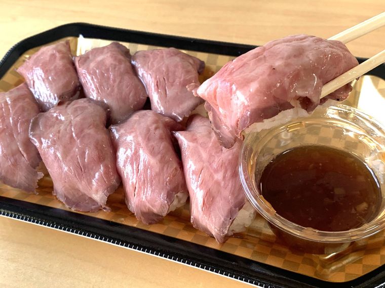 ロピアのローストビーフ寿司を箸で持ち上げる様子