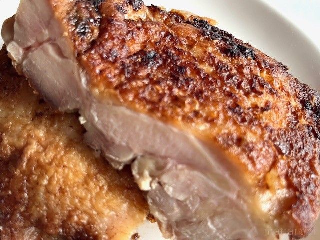 肉厚の鶏もも肉がこんがりと焼かれている