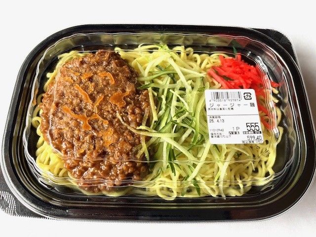 ジャージャー麺の具材の肉味噌、きゅうり、中華麺、紅しょうががパックに入っている