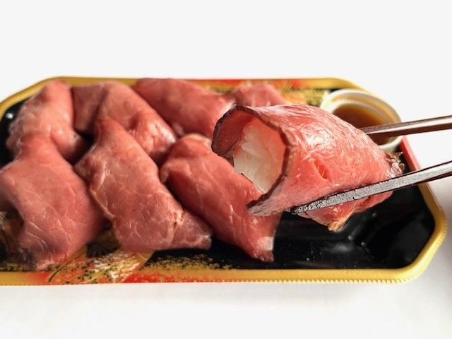 ローストビーフ寿司を箸で持っている